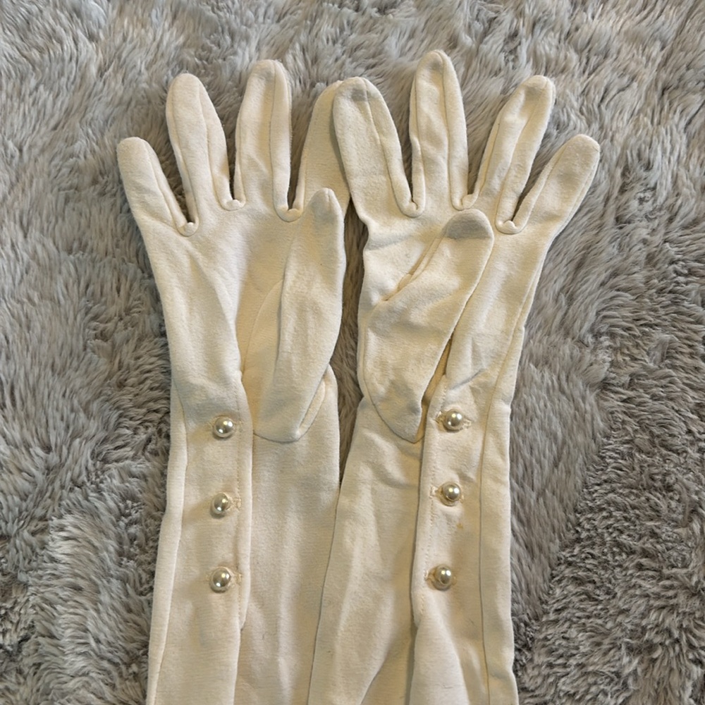🫅 Vintage Elbow Length White Gloves with Pearlized Buttons